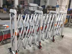 Простые металлические дорожные барьеры