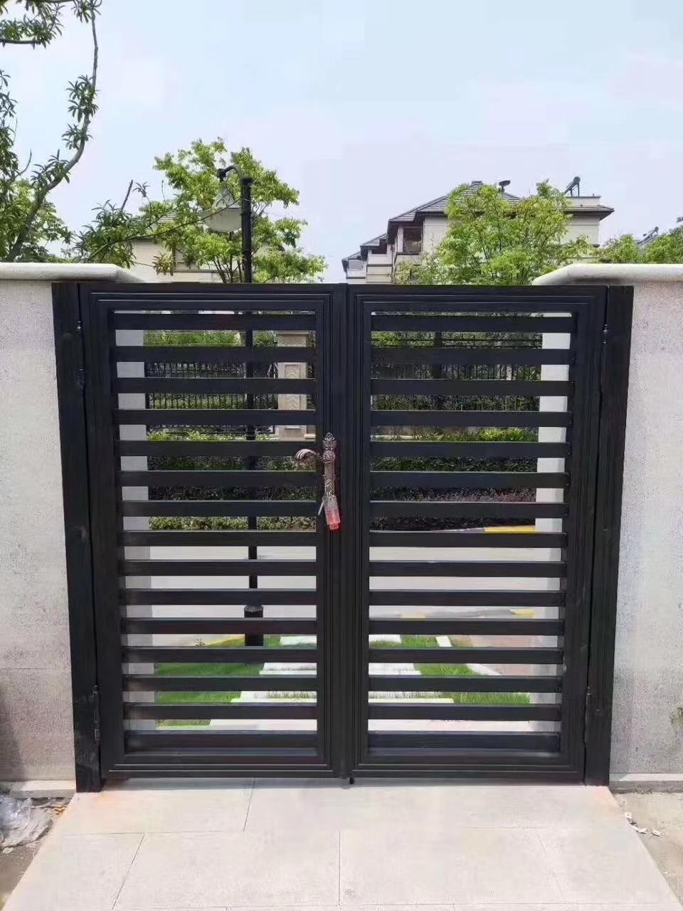 Автоматические распашные ворота с мотором, встроенным в боковые стойки