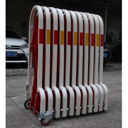 Расширяемая баррикада для зоны изоляции проезжей части