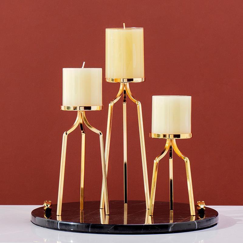 Золотой подсвечник для украшения дома 