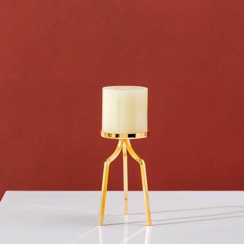 Золотой подсвечник для украшения дома 