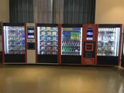 Автоматический торговый автомат с фруктами и готовой едой