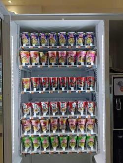 Торговый автомат с лапшой быстрого приготовления и дозатором горячей воды