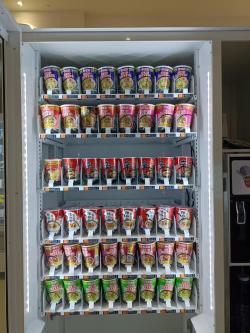 Торговый автомат с лапшой быстрого приготовления