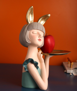 Девочка с блюдом