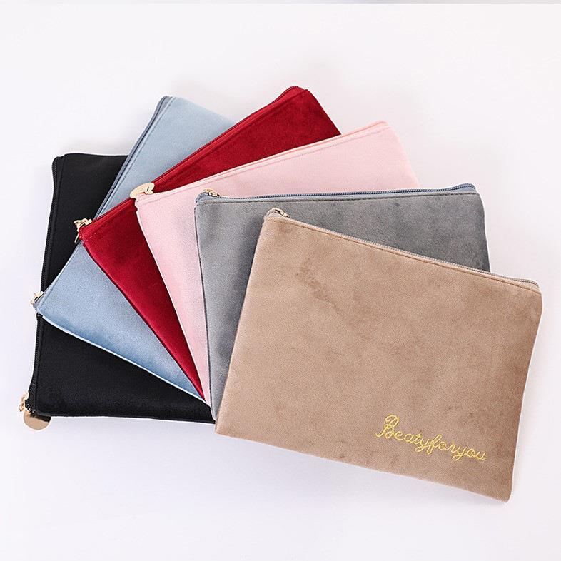 Вместительная косметичка с вышивкой