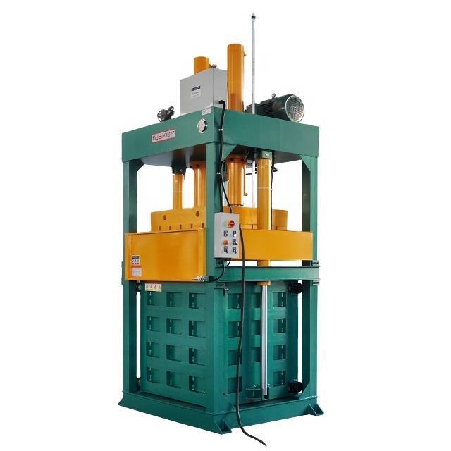 Пресс-подборщик одежды, упаковывает подержанную одежду