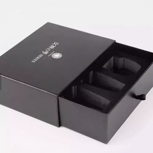 Коробка с упаковочной вставкой из пенопласта