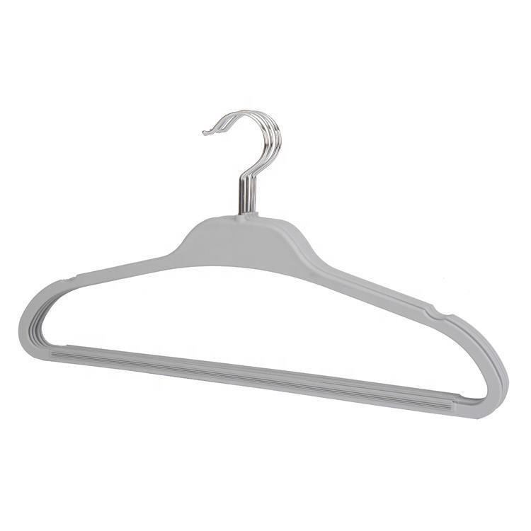 Прорезиненная пластиковая вешалка