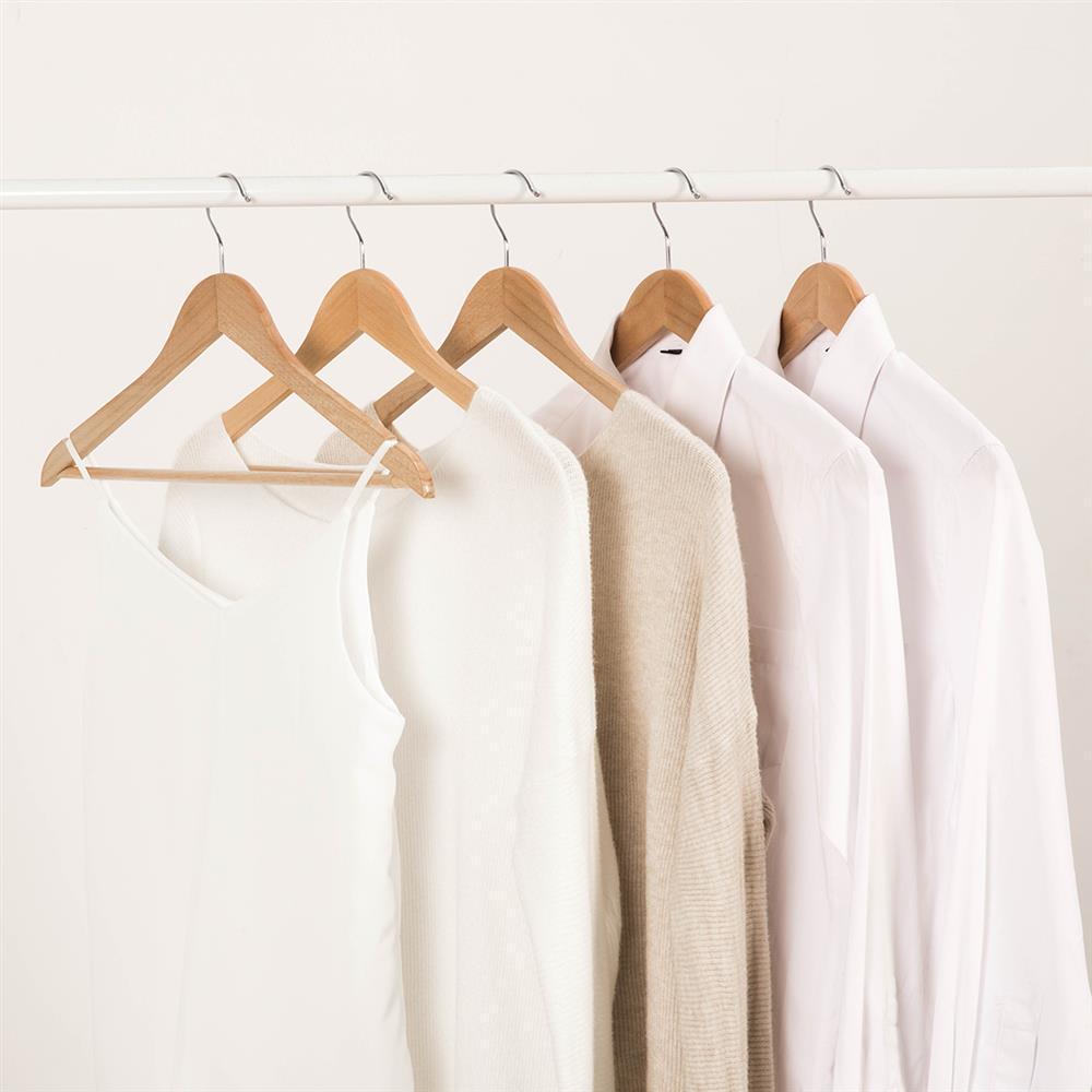 Деревянная вешалка для одежды