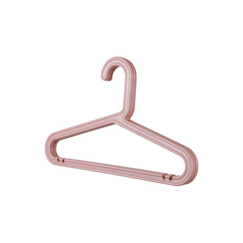 Цветная пластиковая детская вешалка 