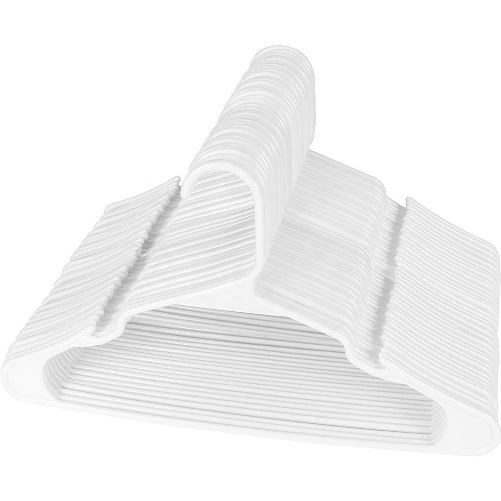 Белые пластиковые вешалки для одежды