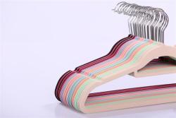 Пластиковые вешалки для одежды с металлическими крючками