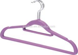 Пластиковые вешалки для одежды с металлическими крючками