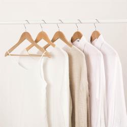 Деревянная вешалка для одежды