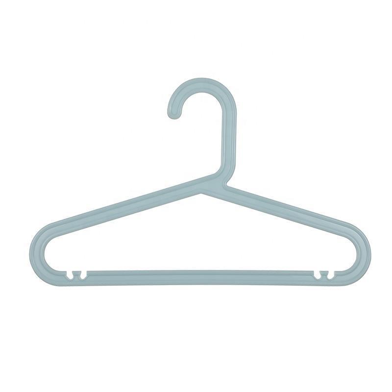 Цветная пластиковая детская вешалка 