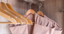 Деревянная вешалка для костюма