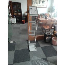 Алюминиевая стойка с 6 карманами для каталогов, двусторонняя (арт. 21102897)