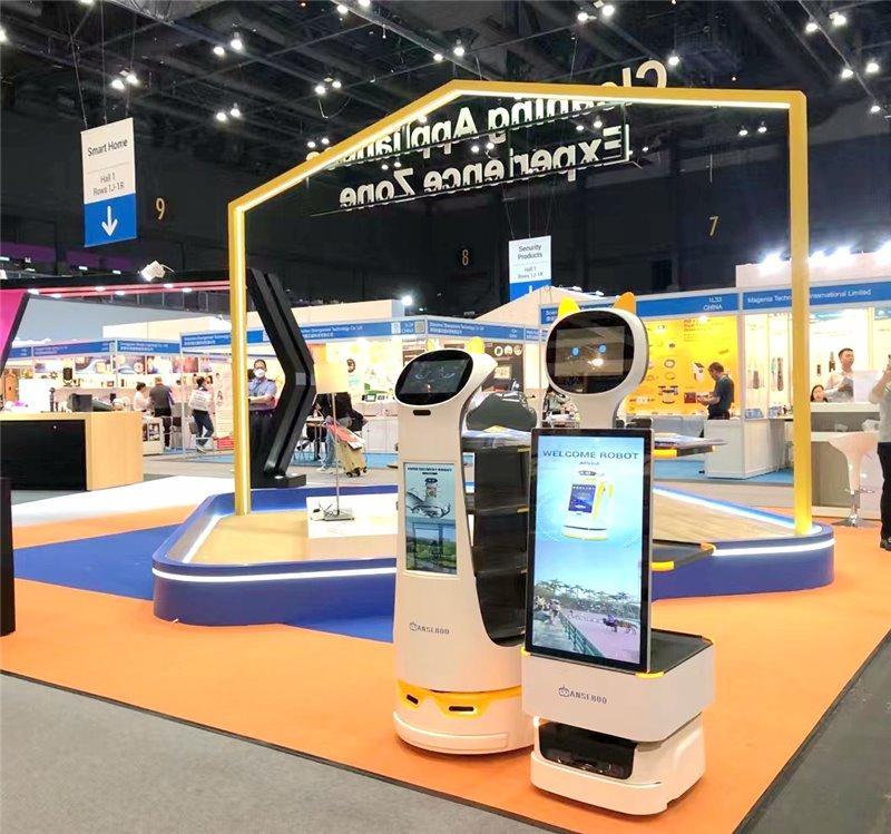Рекламный робот на Android с экраном для маркетинга в супермаркетах (арт. 29101671)