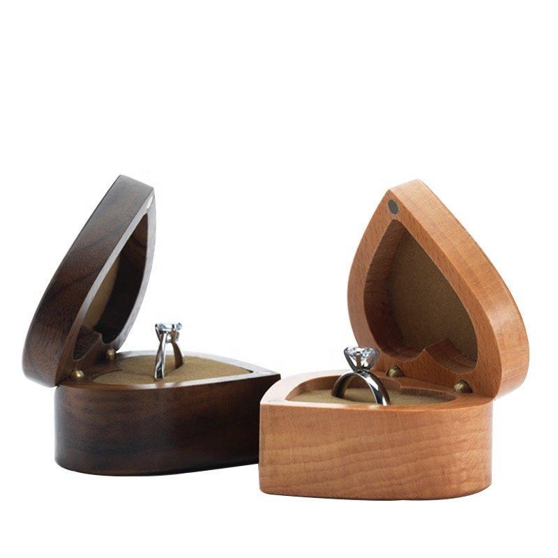 Шкатулка в форме сердца с магнитом, из орехового дерева с лазерной гравировкой (арт. 2611641)