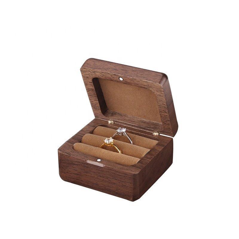 Квадратная шкатулка из натурального ореха с магнитом, для украшений и колец (арт. 2611643)