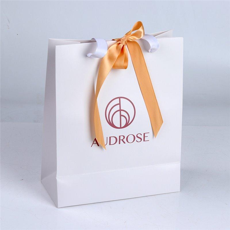 Оптовая продажа кастомных белых бумажных сумок с черной лентой и принтом логотипа для подарков (арт. 1113037)
