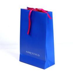 Оптовая продажа кастомных белых бумажных сумок с черной лентой и принтом логотипа для подарков (арт. 1113037)