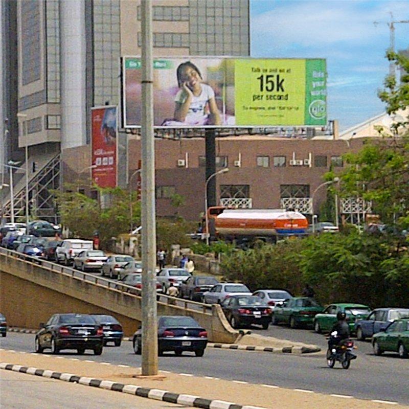 Рекламный щит из нержавеющей стали и алюминия (арт. 25-3072056)