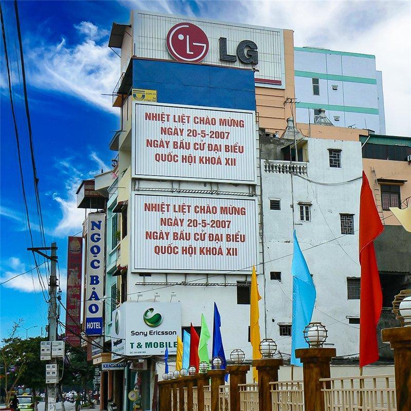 Настенная реклама Trivision Billboard для среднего магазина с вращающейся панелью Tri-action Billboards (арт. 25-3072084)