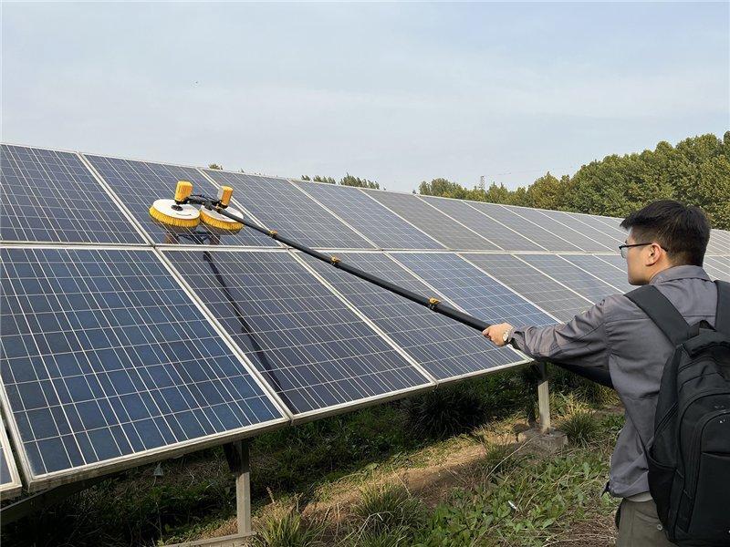 Щетка для очистки солнечных модулей с бесщеточным двигателем и литиевой батареей (арт. 25-1408012)