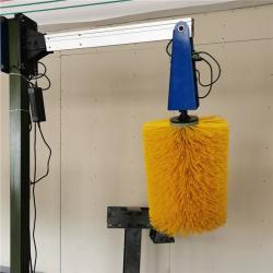 Электрическая щетка для чистки скота на ферме (арт. 25-1408398)