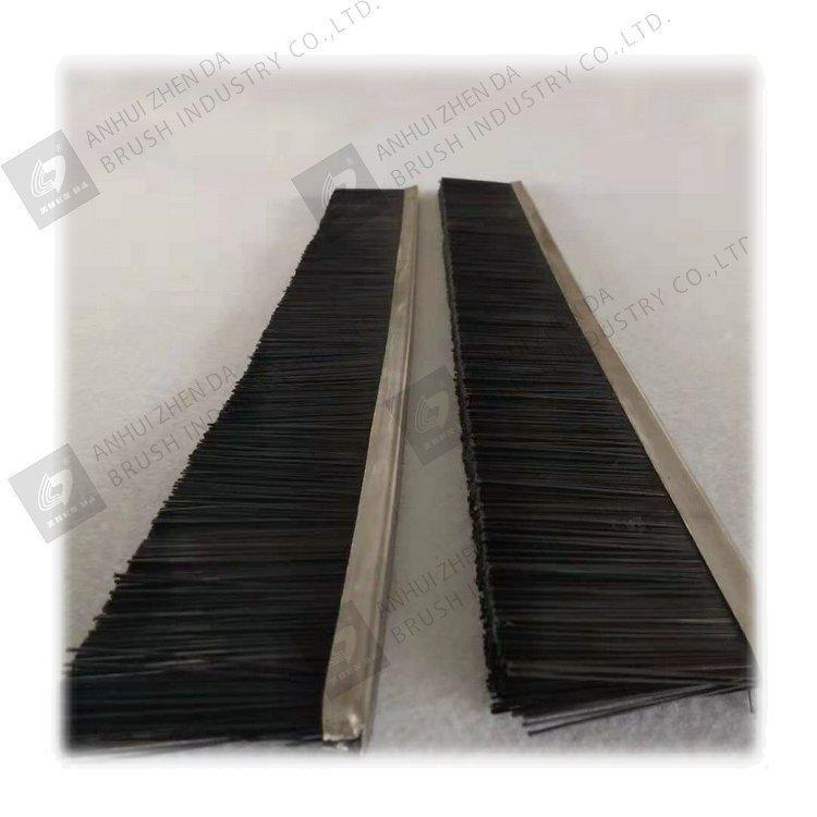 Уплотнительная щетка для дверей с галванизированным покрытием из материала PP/PA (арт. 25-1408421)