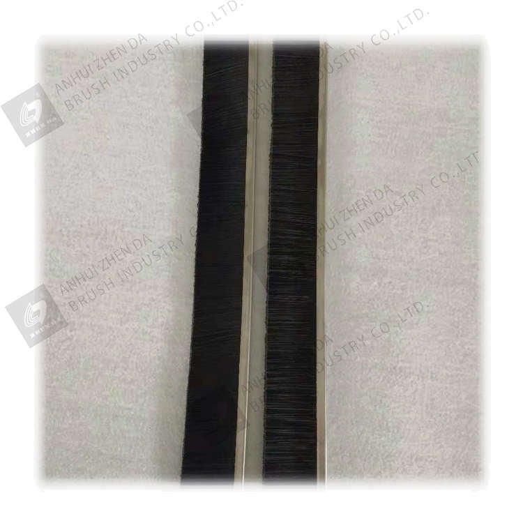 Дверная уплотнительная щетка с черными нейлоновыми щетинами (арт. 25-1408497)