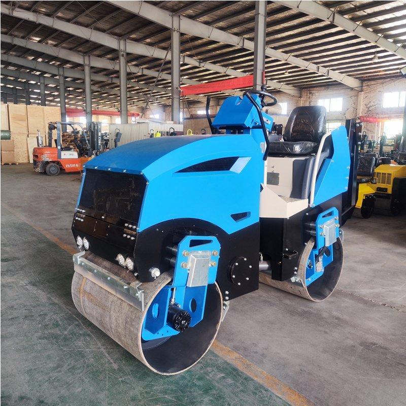 Каток дорожный вибрационный с резиновым колесом и насосом (арт. 25-5082453)