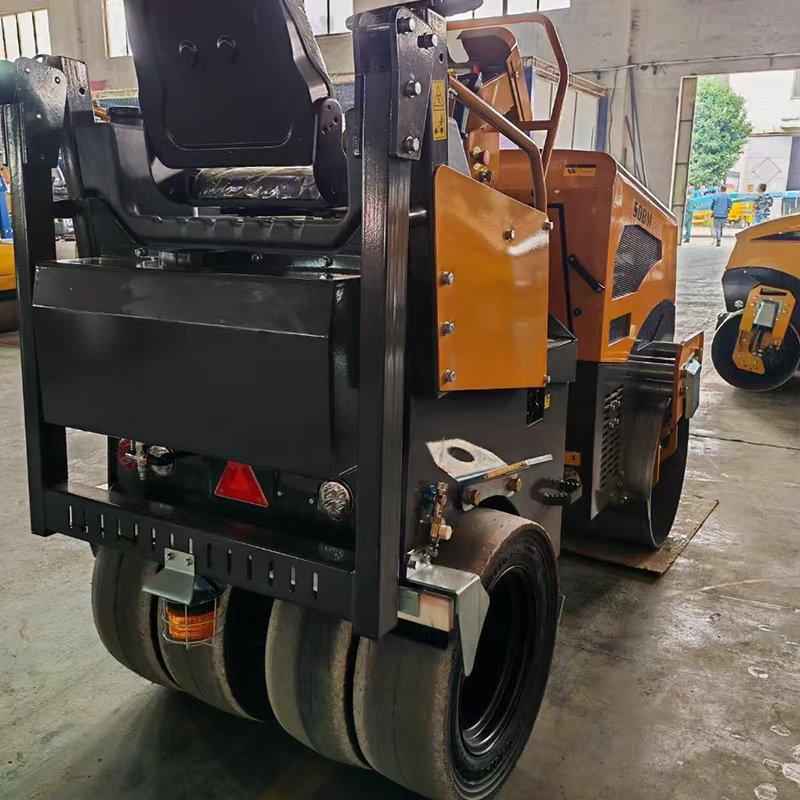 Каток дорожный двухвальцовый вибрационный резиновый (арт. 25-5082570)