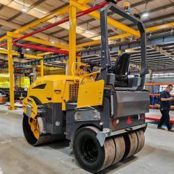 Вибрационный каток асфальтовый 5 т с резиновыми колесами (арт. 25-5082642)