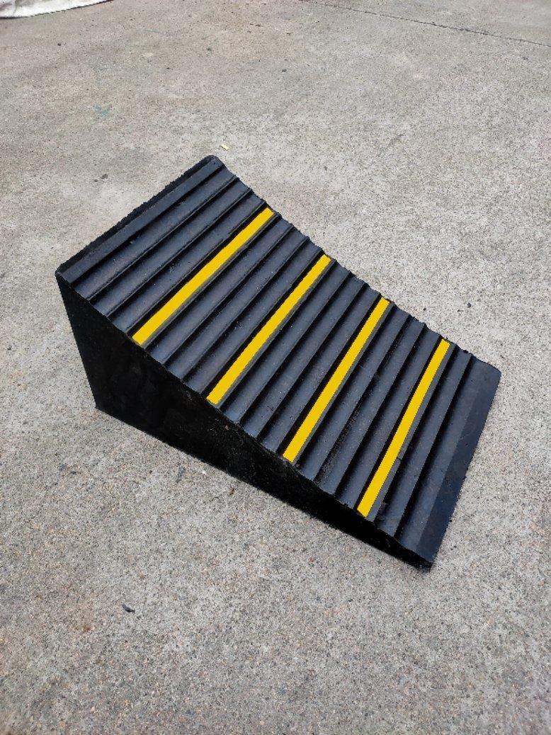 Упор противоскользящий резиновый для колес 60x40x30см (арт. 25-5083378)