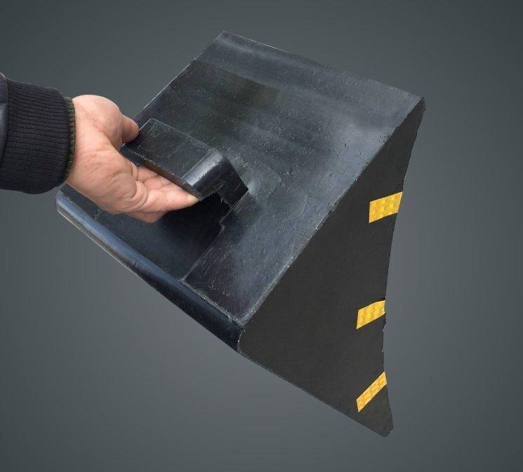 Упор резиновый для колес грузовика противооткатный (арт. 25-5083501)