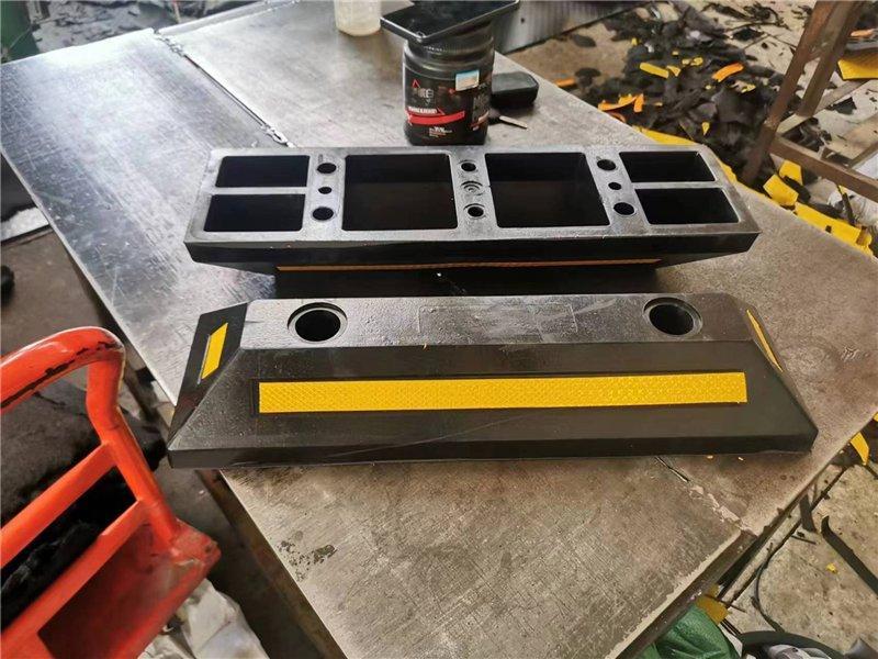 Барьер резиновый дорожный 1830 мм для парковки и гаража (арт. 25-5083523)