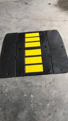 Лежачий полицейский резиновый светоотражающий 500*900*50мм (арт. 25-5083539)