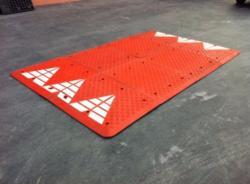 Лежачий полицейский резиновый с отражающими стрелками (арт. 25-5083631)