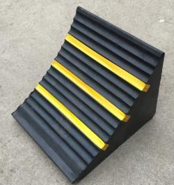 Упор резиновый для колес черно-желтый парковочный (арт. 25-5083657)