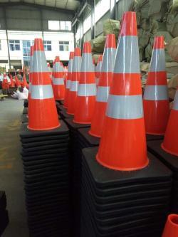 Конус дорожный ПВХ с черным основанием и светоотражателем 28" (арт. 25-5083729)