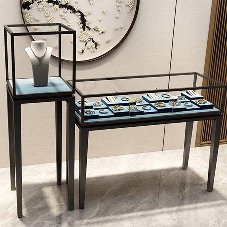 Витрина напольная стеклянная золотая с замком для ювелирных изделий (арт. 25-19080341)