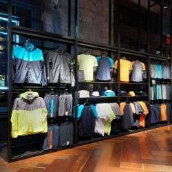 Стеллаж для спортивной одежды с полками для магазина (арт. 25-19080350)