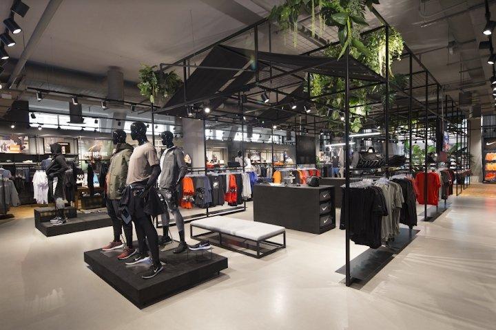 Стеллаж для спортивной одежды с полками для магазина (арт. 25-19080350)