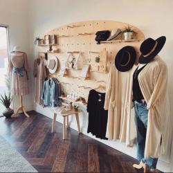 Полка из березы с крючками и изгибами для магазина (арт. 25-19080374)