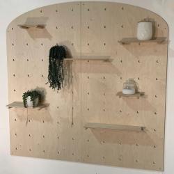 Полка из березы с крючками и изгибами для магазина (арт. 25-19080374)