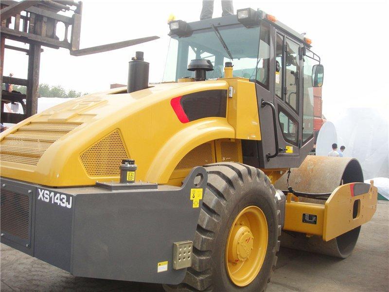 Каток дорожный гидравлический 14т вибрационный XS143 (арт. 25-19084272)