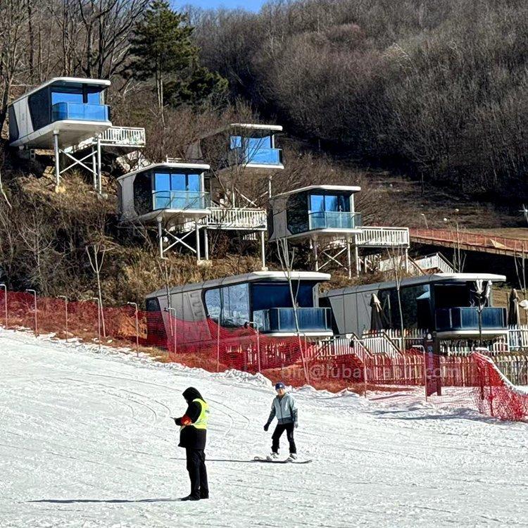 Капсульный домик на горнолыжной базе в горах (арт. 25-24110008)